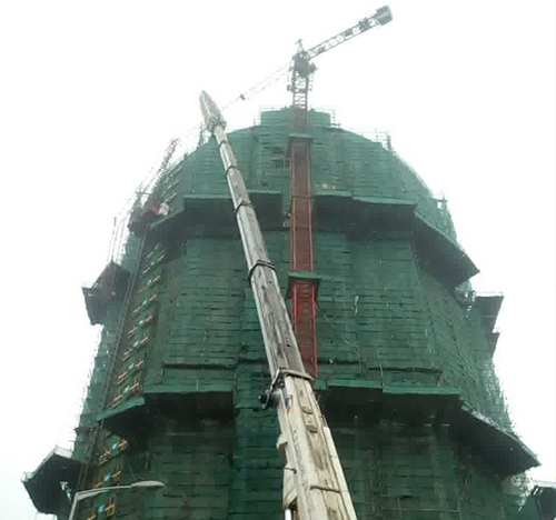 克孜勒苏柯尔克孜吊车在工地上作业